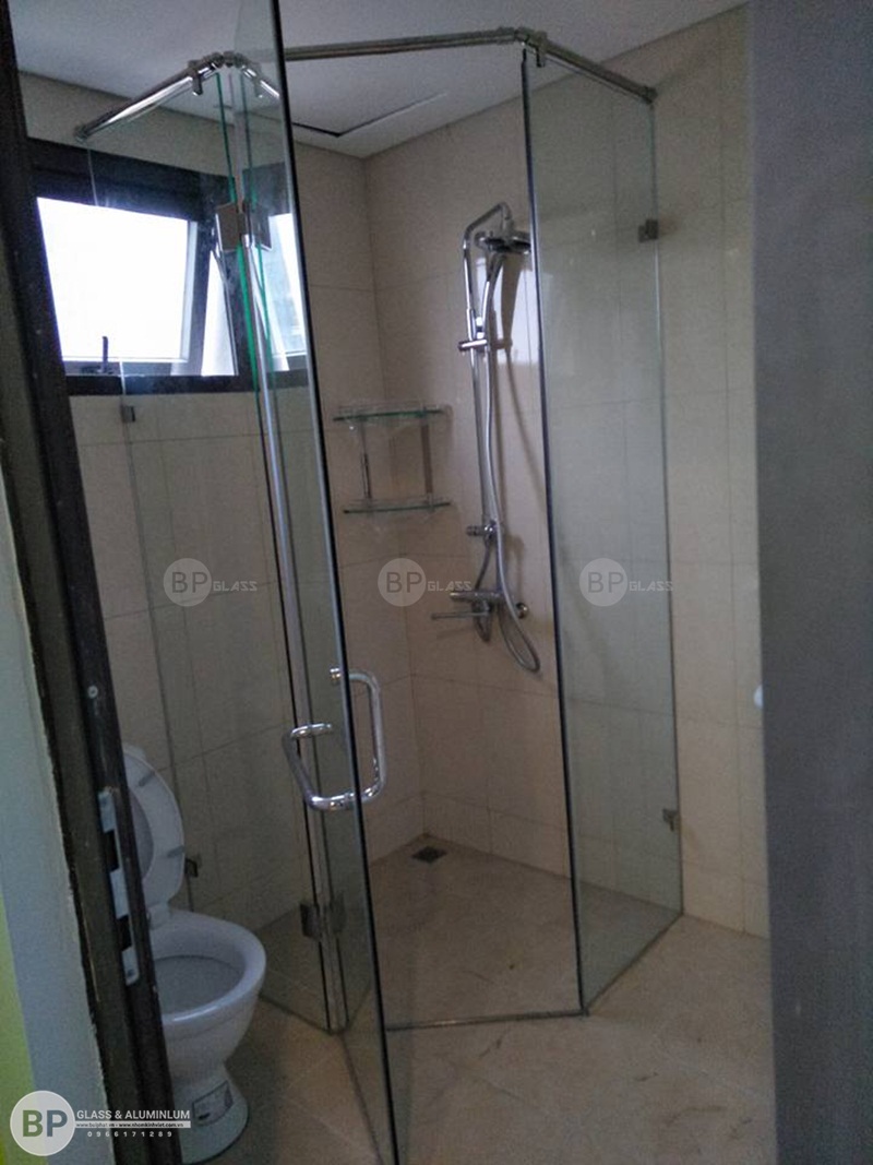 Thi công vách tắm kính 135 độ Anh Đức Lạc Hồng